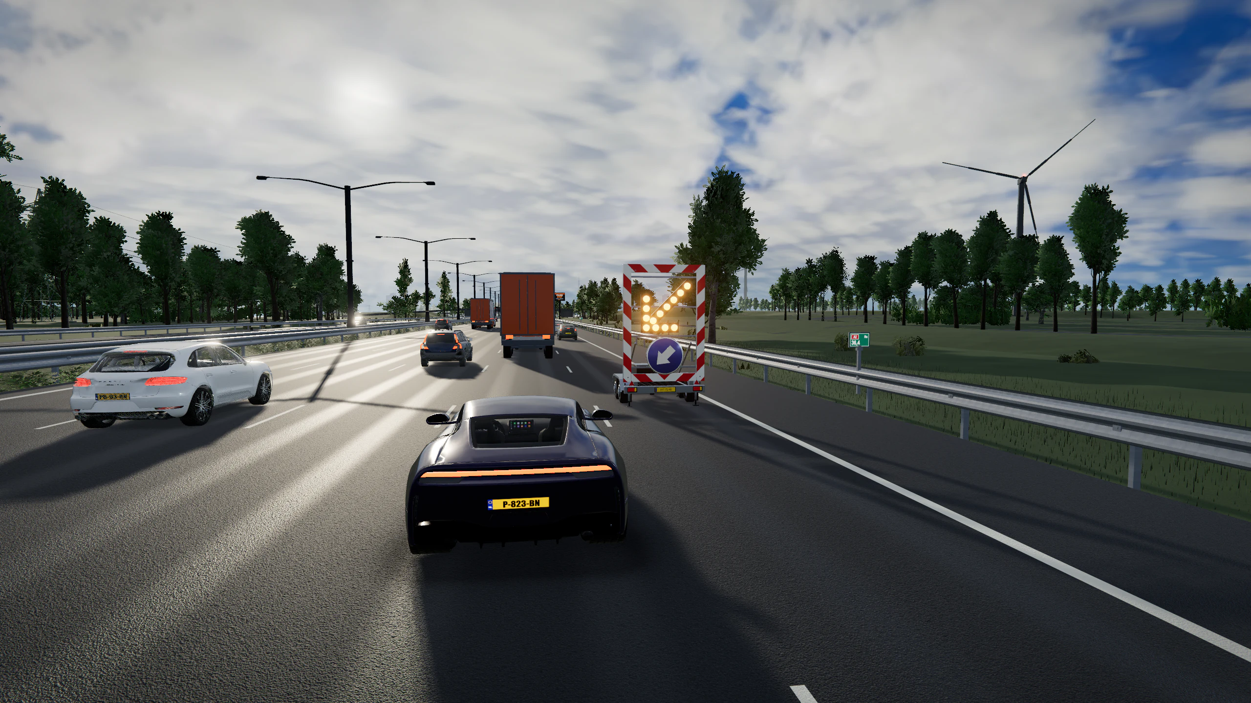 Donkerpaarse sportauto passeert een Nederlandse pijlwagen met open frame en knipperende lampen bij Holendrecht