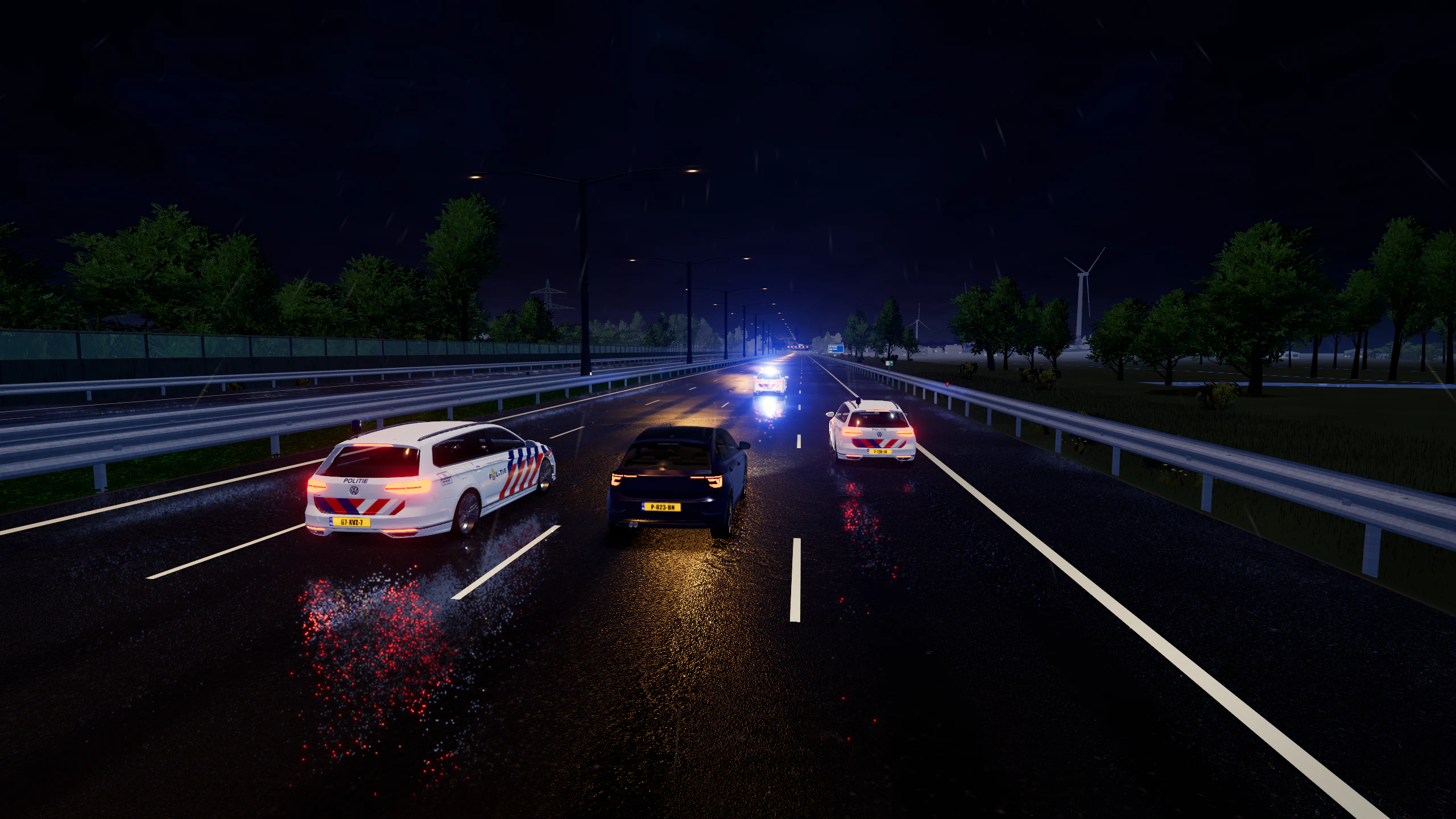 Donkerpaarse spelersauto omsingeld door Nederlandse politie tijdens een natte nachtrace