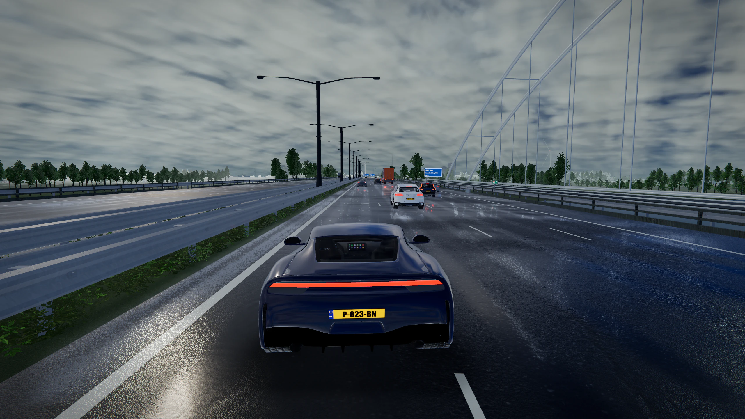 Donkerblauwe spelersauto met parelmoerlak in een regenrace over de Jan Blankenbrug