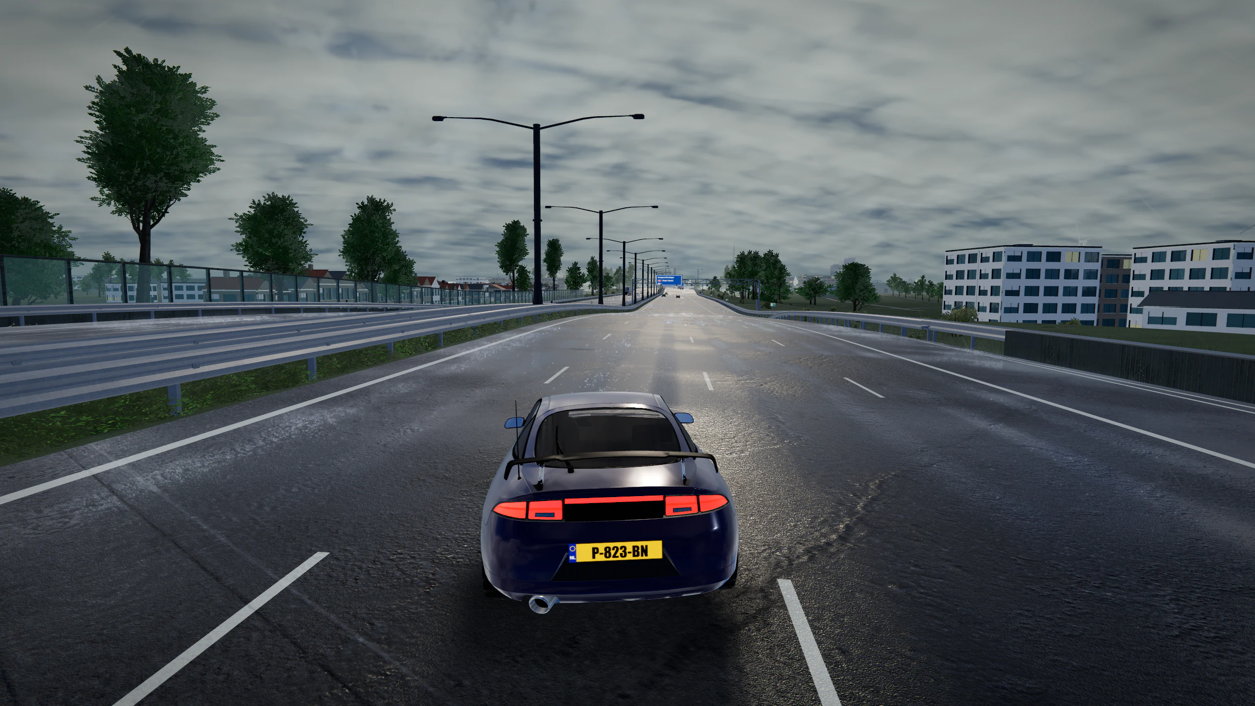 Donkerpaarse coupé met parelmoerlak in een regenrace bij Knooppunt Everdingen