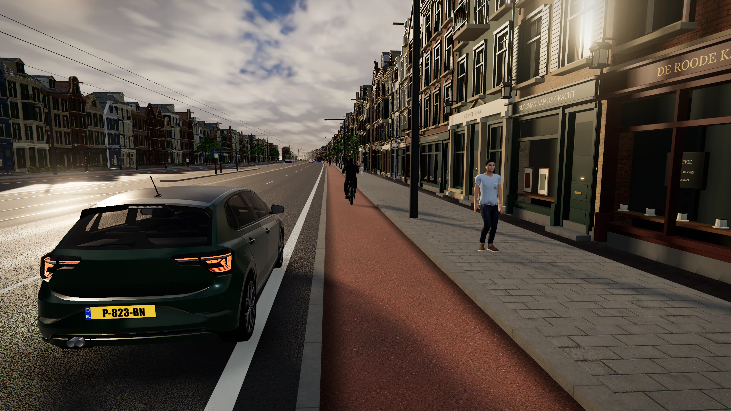 Close-up van een voetganger naast de Amsterdamse winkels, met een groene raceauto op de rijbaan