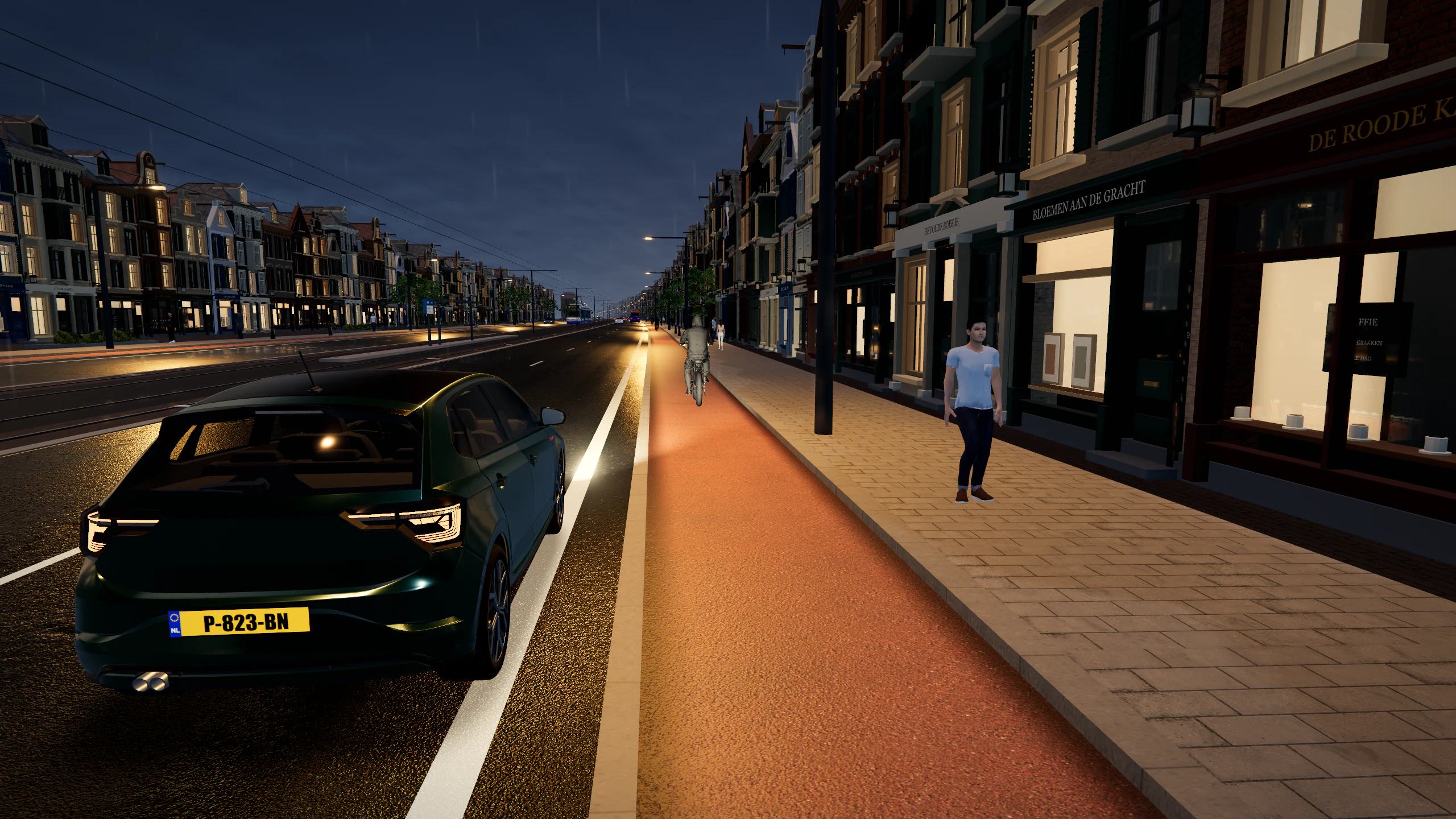 Groene metallic auto langs verlichte Amsterdamse winkels en fietsers tijdens een regennacht