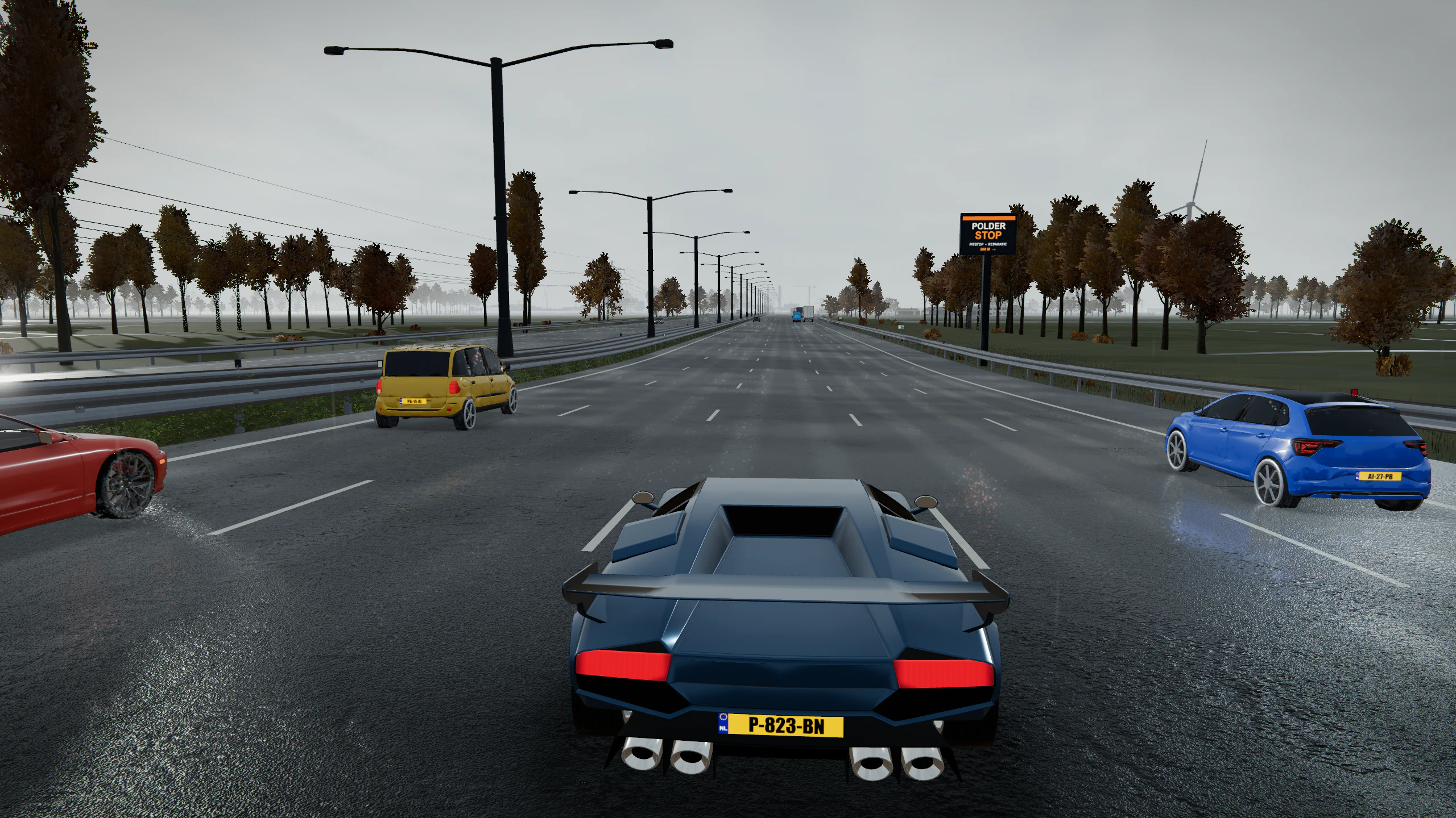 Race door het Groene Hart met herfstkleuren, regen en laaghangende wolken boven de natte snelweg